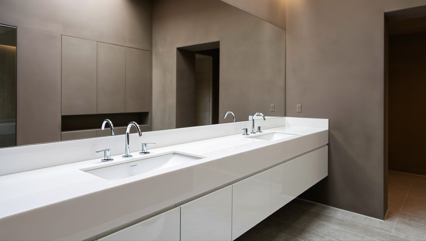 Ampio spazio e stile: il fascino dei mobili da bagno con doppio lavandino – ilmagazzinodellaceramica.it
